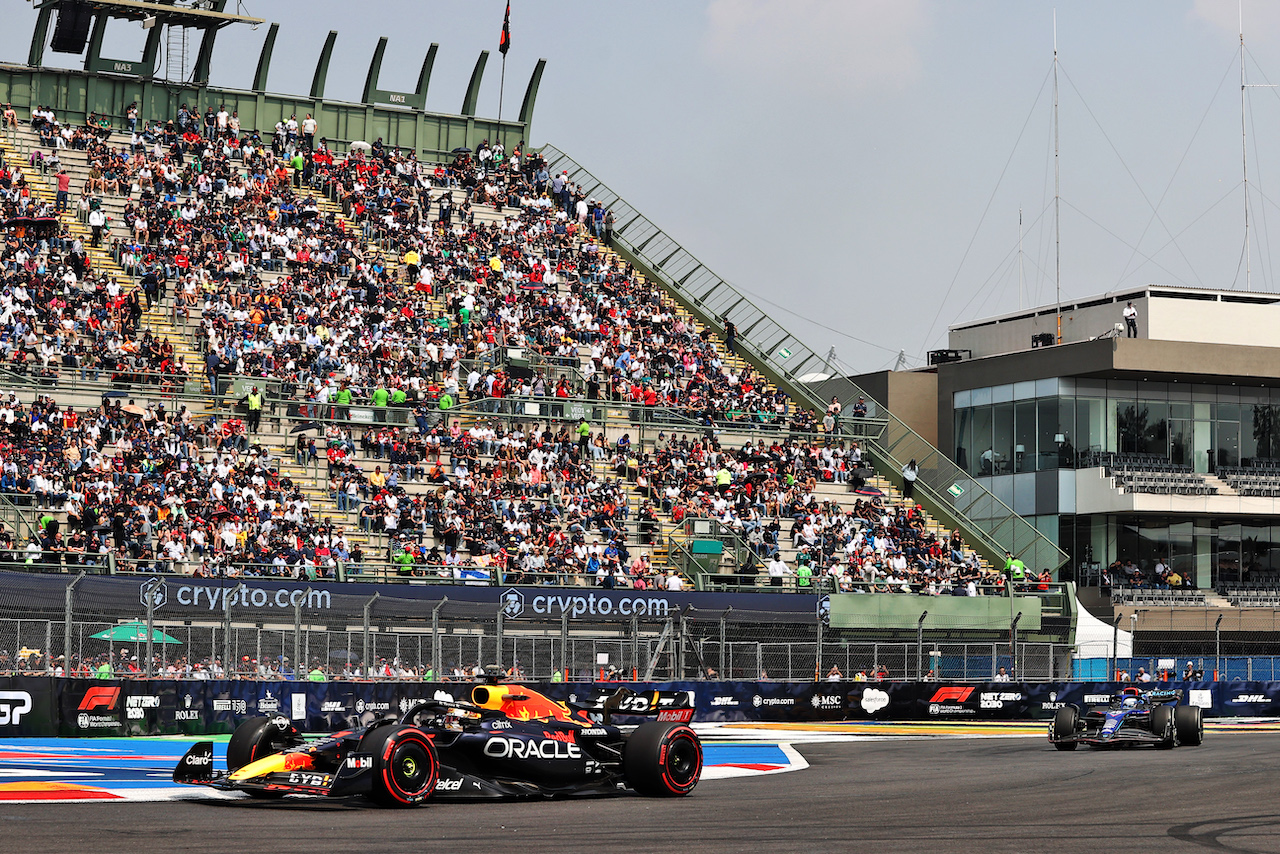 GP CITTA DEL MESSICO, Max Verstappen (NLD) Red Bull Racing RB18.
28.10.2022. Formula 1 World Championship, Rd 20, Mexican Grand Prix, Mexico City, Mexico, Practice Day.
- www.xpbimages.com, EMail: requests@xpbimages.com © Copyright: Moy / XPB Images