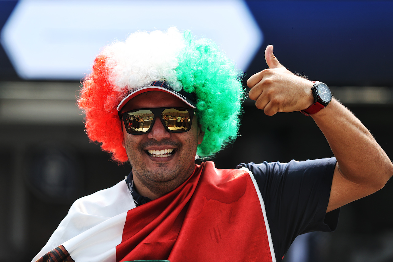 GP CITTA DEL MESSICO, Circuit Atmosfera - a fan.
28.10.2022. Formula 1 World Championship, Rd 20, Mexican Grand Prix, Mexico City, Mexico, Practice Day.
- www.xpbimages.com, EMail: requests@xpbimages.com © Copyright: Moy / XPB Images