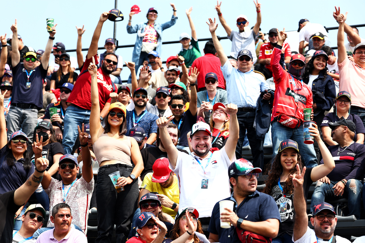 GP CITTA DEL MESSICO, Circuit Atmosfera - fans in the grandstand.
28.10.2022. Formula 1 World Championship, Rd 20, Mexican Grand Prix, Mexico City, Mexico, Practice Day.
 - www.xpbimages.com, EMail: requests@xpbimages.com © Copyright: Coates / XPB Images
