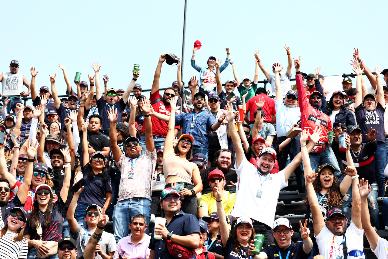 GP CITTA DEL MESSICO, Circuit Atmosfera - fans in the grandstand.
28.10.2022. Formula 1 World Championship, Rd 20, Mexican Grand Prix, Mexico City, Mexico, Practice Day.
 - www.xpbimages.com, EMail: requests@xpbimages.com © Copyright: Coates / XPB Images