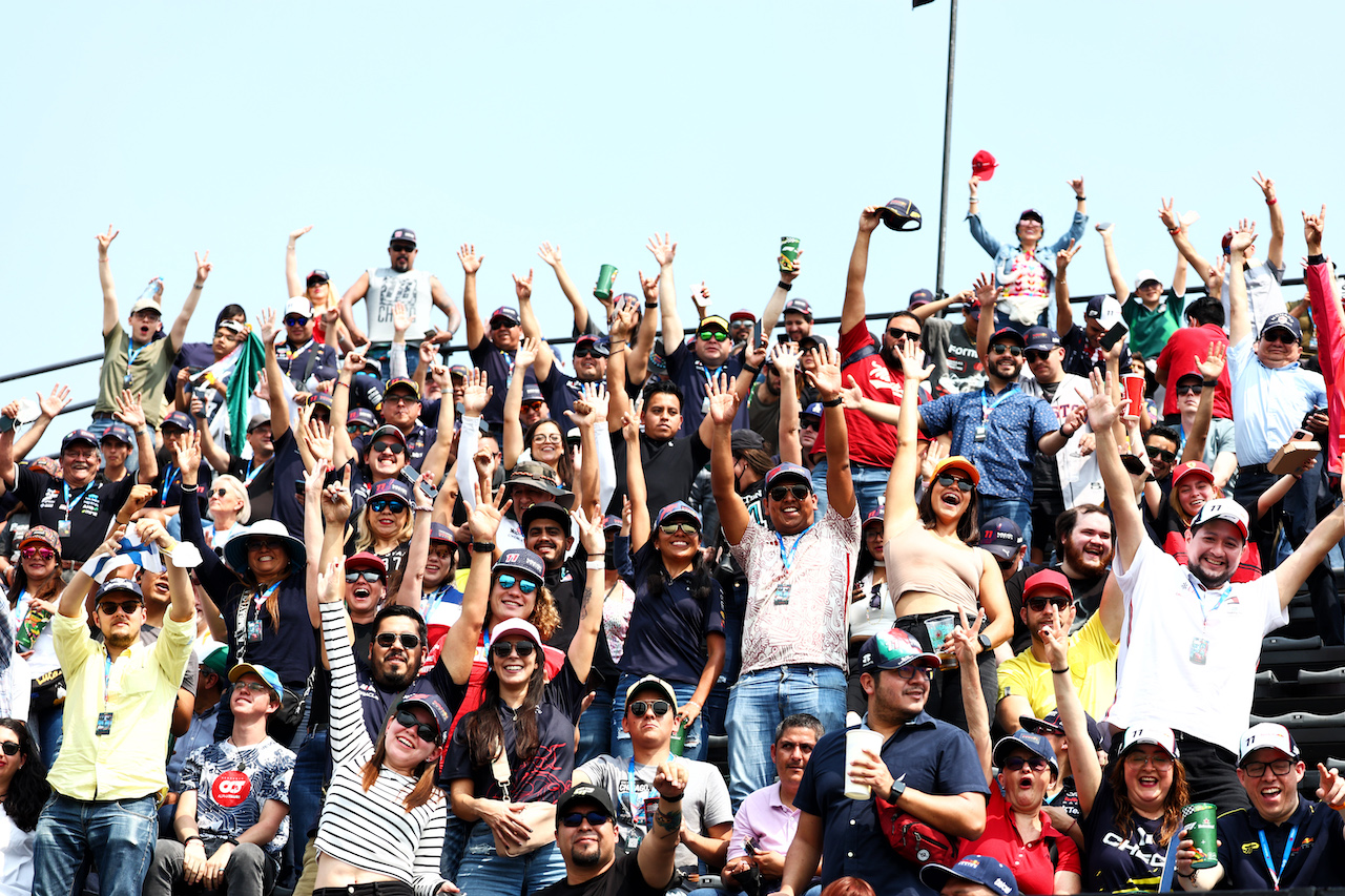 GP CITTA DEL MESSICO, Circuit Atmosfera - fans in the grandstand.
28.10.2022. Formula 1 World Championship, Rd 20, Mexican Grand Prix, Mexico City, Mexico, Practice Day.
 - www.xpbimages.com, EMail: requests@xpbimages.com © Copyright: Coates / XPB Images