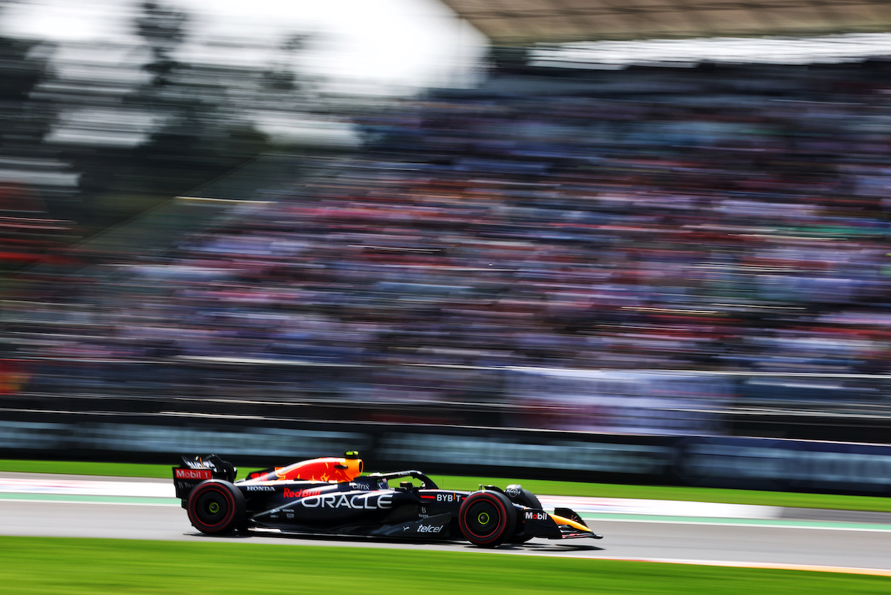 GP CITTA DEL MESSICO, Sergio Perez (MEX) Red Bull Racing RB18.
28.10.2022. Formula 1 World Championship, Rd 20, Mexican Grand Prix, Mexico City, Mexico, Practice Day.
 - www.xpbimages.com, EMail: requests@xpbimages.com © Copyright: Coates / XPB Images