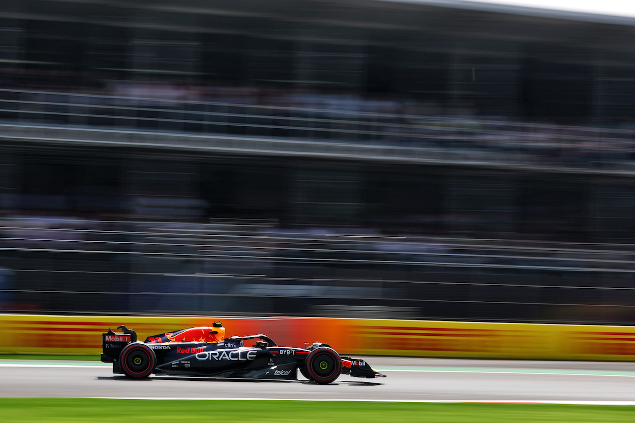 GP CITTA DEL MESSICO, Sergio Perez (MEX) Red Bull Racing RB18.
28.10.2022. Formula 1 World Championship, Rd 20, Mexican Grand Prix, Mexico City, Mexico, Practice Day.
 - www.xpbimages.com, EMail: requests@xpbimages.com © Copyright: Coates / XPB Images