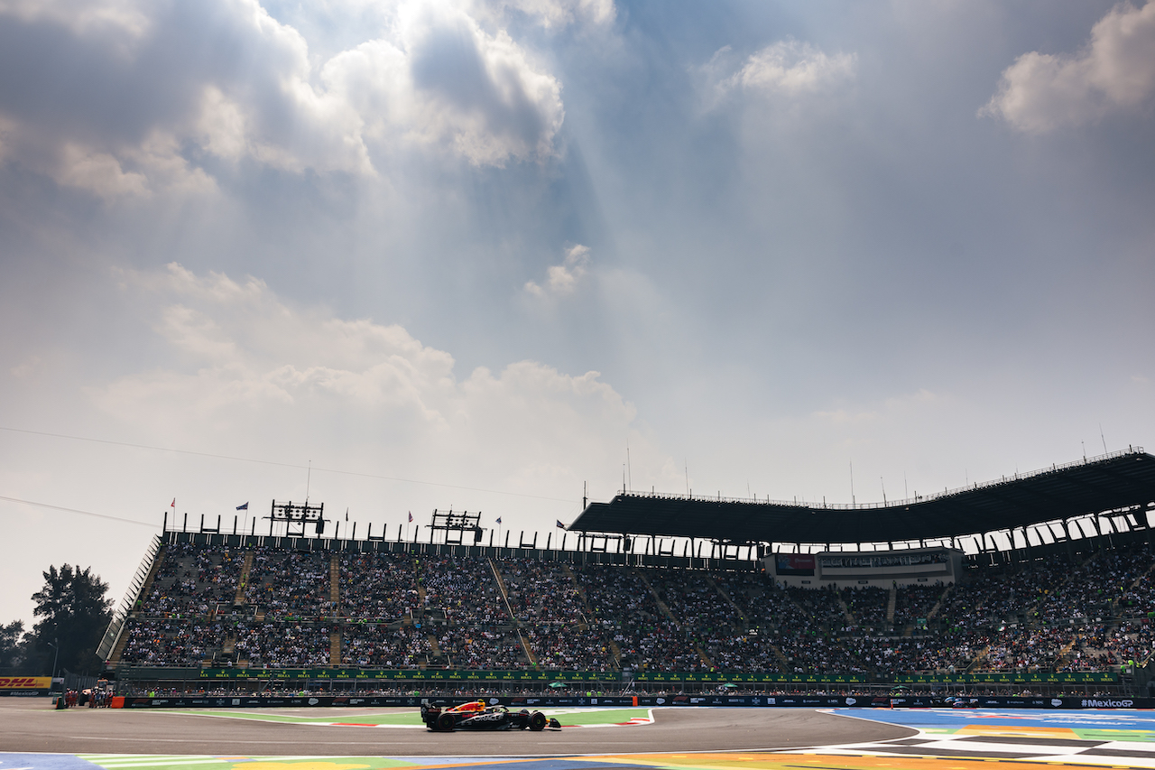 GP CITTA DEL MESSICO, Sergio Perez (MEX) Red Bull Racing RB18.
28.10.2022. Formula 1 World Championship, Rd 20, Mexican Grand Prix, Mexico City, Mexico, Practice Day.
- www.xpbimages.com, EMail: requests@xpbimages.com © Copyright: Bearne / XPB Images