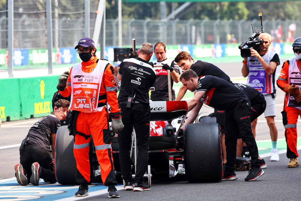 GP CITTA DEL MESSICO, Pietro Fittipaldi (BRA) Haas VF-22 Reserve Driver stopped at the end of the pit lane in the first practice session.
28.10.2022. Formula 1 World Championship, Rd 20, Mexican Grand Prix, Mexico City, Mexico, Practice Day.
- www.xpbimages.com, EMail: requests@xpbimages.com © Copyright: Batchelor / XPB Images