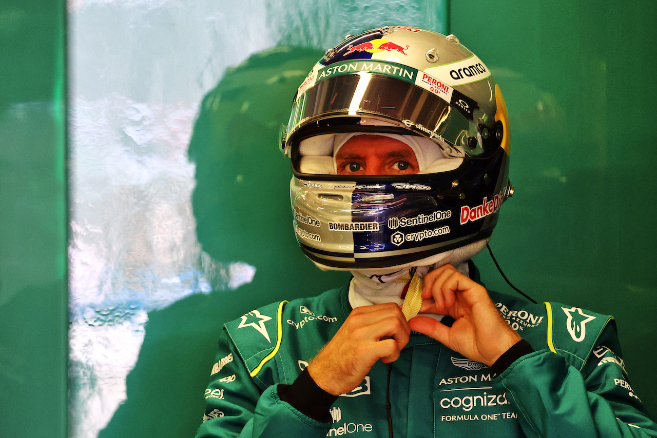GP CITTA DEL MESSICO, Sebastian Vettel (GER) Aston Martin F1 Team wearing a tribute helmet to Dietrich Mateschitz (AUT) CEO e Founder of Red Bull.
28.10.2022. Formula 1 World Championship, Rd 20, Mexican Grand Prix, Mexico City, Mexico, Practice Day.
- www.xpbimages.com, EMail: requests@xpbimages.com © Copyright: Batchelor / XPB Images