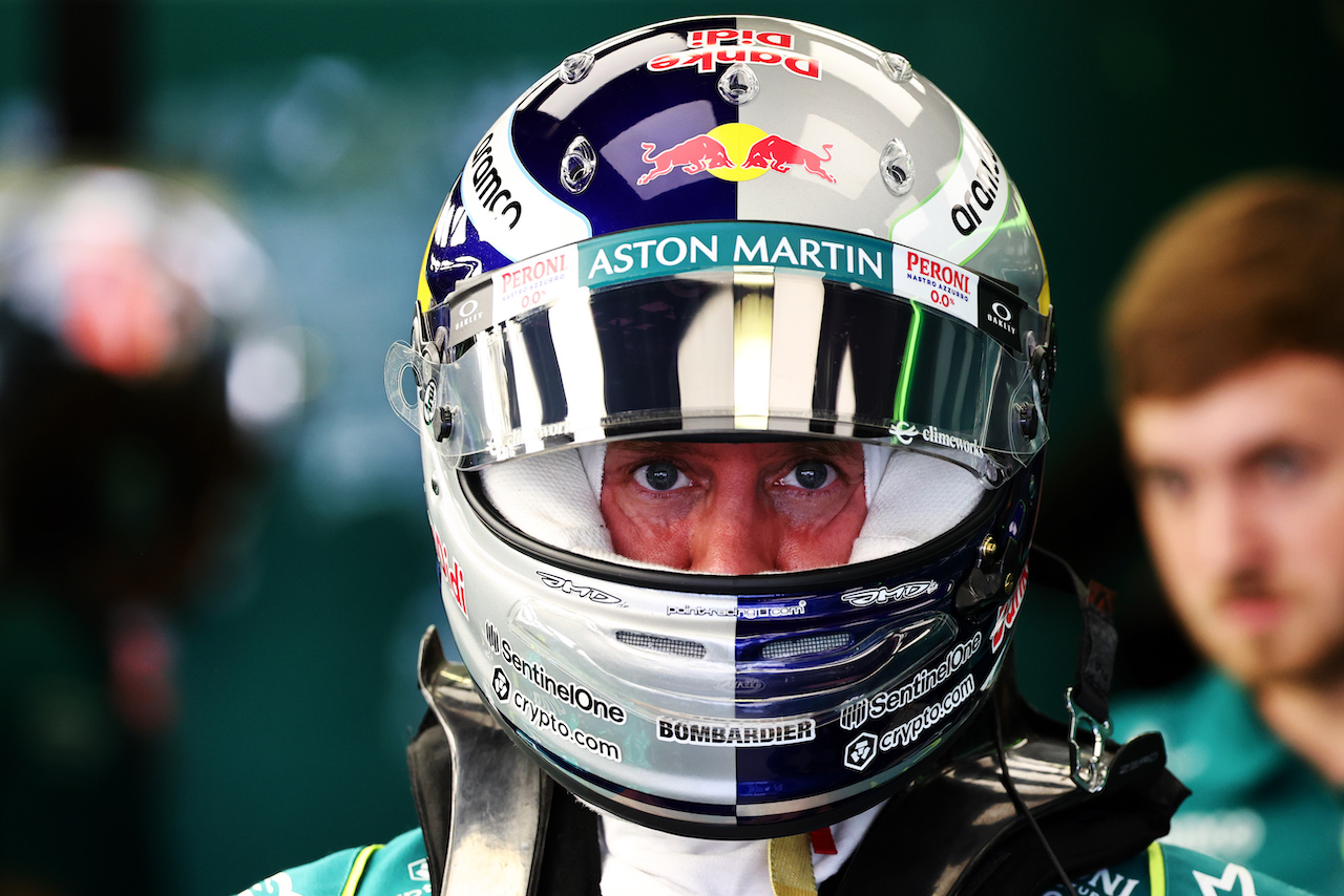 GP CITTA DEL MESSICO, Sebastian Vettel (GER) Aston Martin F1 Team wearing a tribute helmet to Dietrich Mateschitz (AUT) CEO e Founder of Red Bull.
28.10.2022. Formula 1 World Championship, Rd 20, Mexican Grand Prix, Mexico City, Mexico, Practice Day.
- www.xpbimages.com, EMail: requests@xpbimages.com © Copyright: Batchelor / XPB Images
