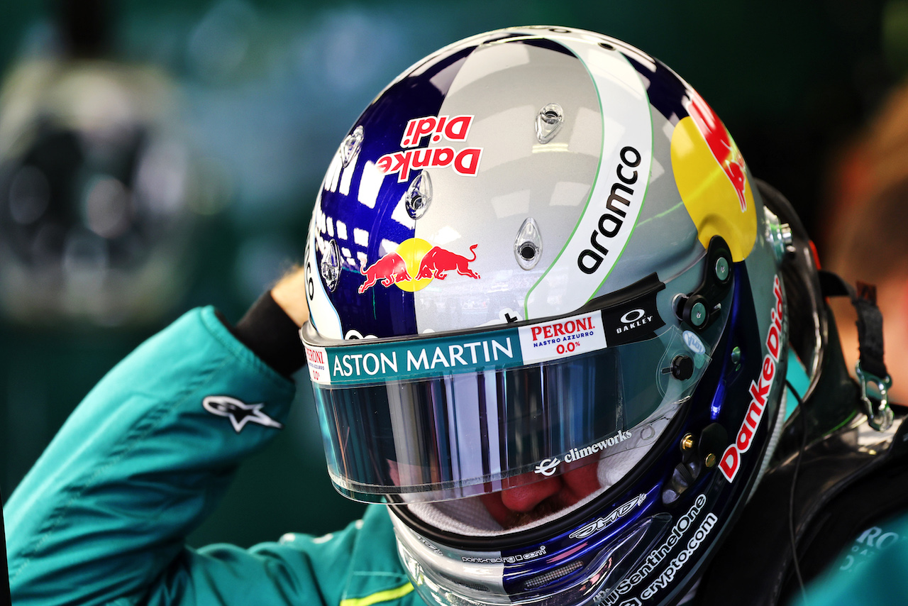 GP CITTA DEL MESSICO, Sebastian Vettel (GER) Aston Martin F1 Team wearing a tribute helmet to Dietrich Mateschitz (AUT) CEO e Founder of Red Bull.
28.10.2022. Formula 1 World Championship, Rd 20, Mexican Grand Prix, Mexico City, Mexico, Practice Day.
- www.xpbimages.com, EMail: requests@xpbimages.com © Copyright: Batchelor / XPB Images