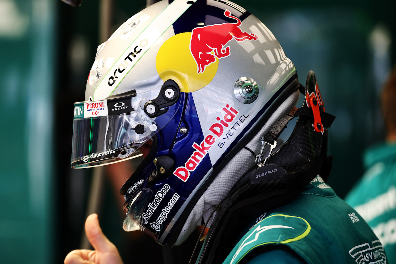 GP CITTA DEL MESSICO, Sebastian Vettel (GER) Aston Martin F1 Team wearing a tribute helmet to Dietrich Mateschitz (AUT) CEO e Founder of Red Bull.
28.10.2022. Formula 1 World Championship, Rd 20, Mexican Grand Prix, Mexico City, Mexico, Practice Day.
- www.xpbimages.com, EMail: requests@xpbimages.com © Copyright: Batchelor / XPB Images