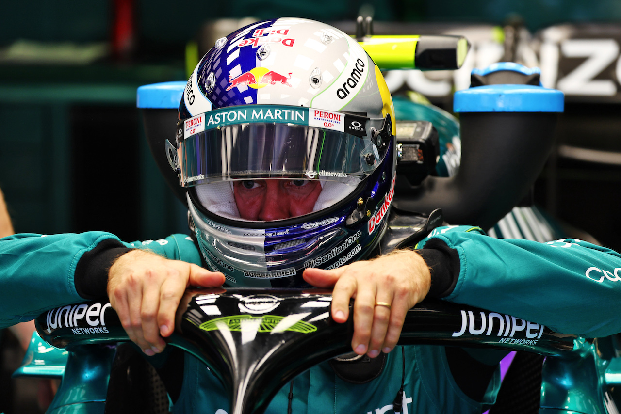 GP CITTA DEL MESSICO, Sebastian Vettel (GER) Aston Martin F1 Team AMR22 wearing a tribute helmet to Dietrich Mateschitz (AUT) CEO e Founder of Red Bull.
28.10.2022. Formula 1 World Championship, Rd 20, Mexican Grand Prix, Mexico City, Mexico, Practice Day.
- www.xpbimages.com, EMail: requests@xpbimages.com © Copyright: Batchelor / XPB Images
