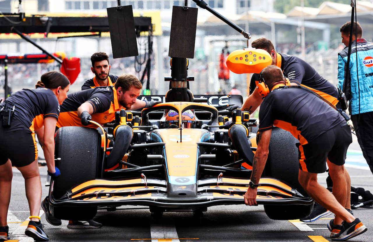 GP CITTA DEL MESSICO, Daniel Ricciardo (AUS) McLaren MCL36 in the pits.
28.10.2022. Formula 1 World Championship, Rd 20, Mexican Grand Prix, Mexico City, Mexico, Practice Day.
- www.xpbimages.com, EMail: requests@xpbimages.com © Copyright: Batchelor / XPB Images