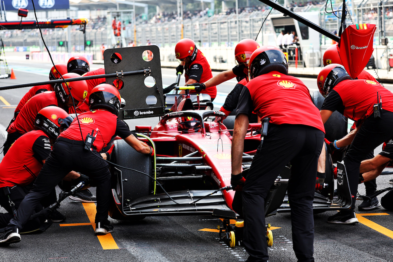 GP CITTA DEL MESSICO, Carlos Sainz Jr (ESP) Ferrari F1-75 in the pits.
28.10.2022. Formula 1 World Championship, Rd 20, Mexican Grand Prix, Mexico City, Mexico, Practice Day.
- www.xpbimages.com, EMail: requests@xpbimages.com © Copyright: Batchelor / XPB Images