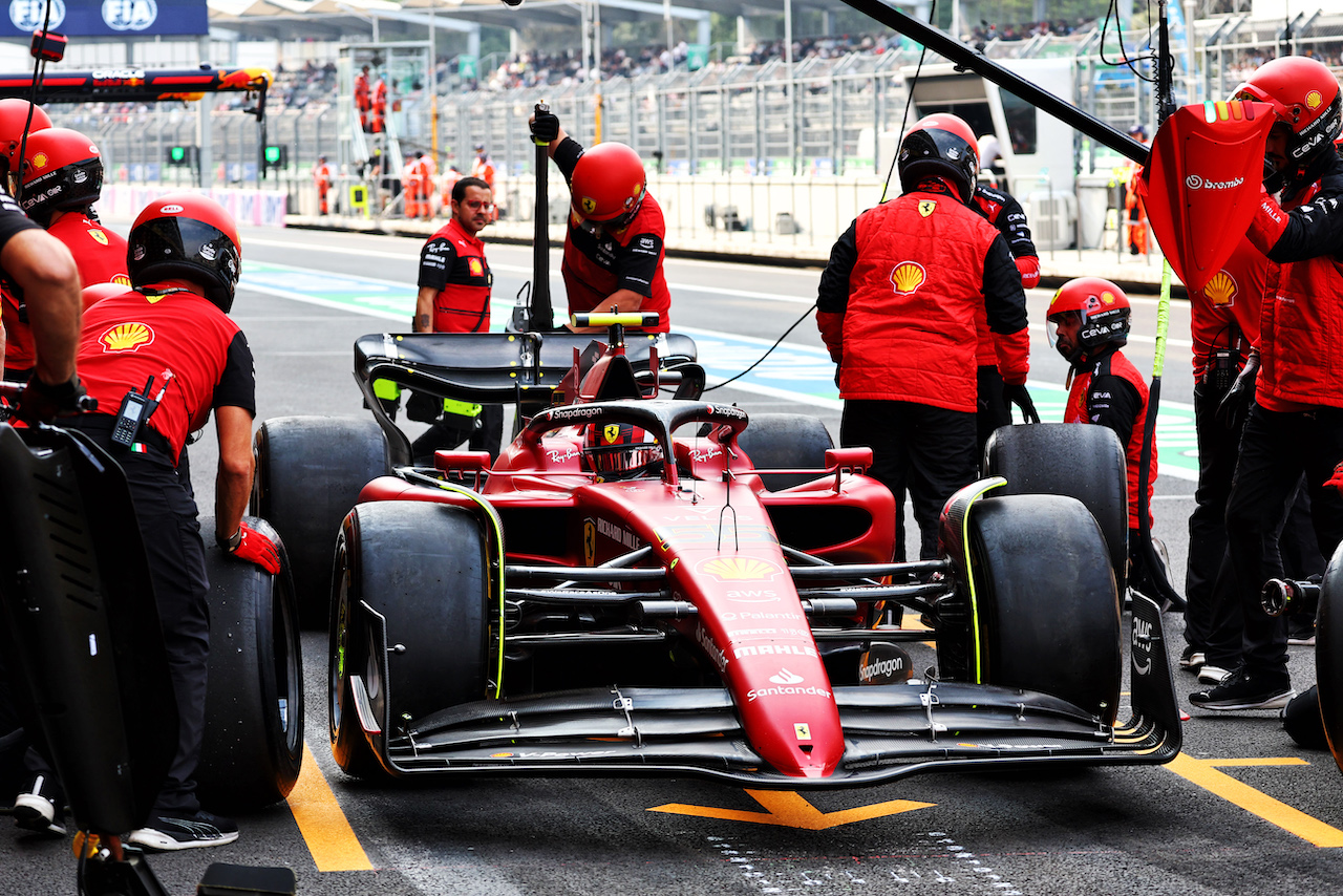 GP CITTA DEL MESSICO, Carlos Sainz Jr (ESP) Ferrari F1-75 in the pits.
28.10.2022. Formula 1 World Championship, Rd 20, Mexican Grand Prix, Mexico City, Mexico, Practice Day.
- www.xpbimages.com, EMail: requests@xpbimages.com © Copyright: Batchelor / XPB Images