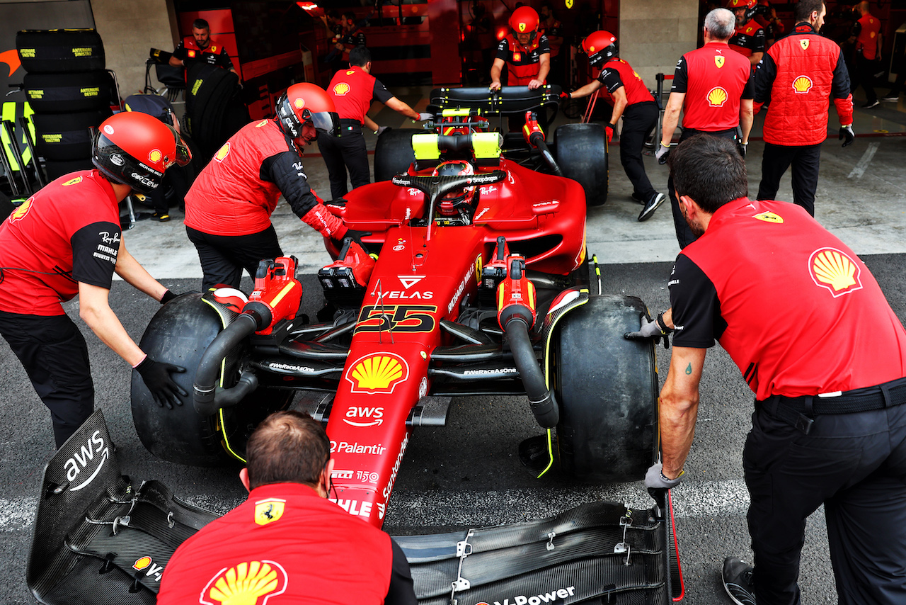 GP CITTA DEL MESSICO, Carlos Sainz Jr (ESP) Ferrari F1-75 in the pits.
28.10.2022. Formula 1 World Championship, Rd 20, Mexican Grand Prix, Mexico City, Mexico, Practice Day.
- www.xpbimages.com, EMail: requests@xpbimages.com © Copyright: Batchelor / XPB Images