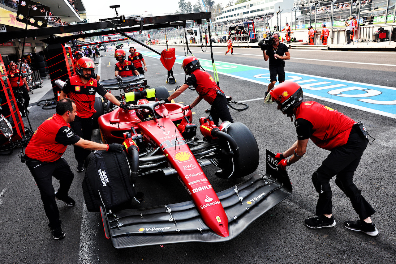 GP CITTA DEL MESSICO, Charles Leclerc (MON) Ferrari F1-75 in the pits.
28.10.2022. Formula 1 World Championship, Rd 20, Mexican Grand Prix, Mexico City, Mexico, Practice Day.
- www.xpbimages.com, EMail: requests@xpbimages.com © Copyright: Batchelor / XPB Images