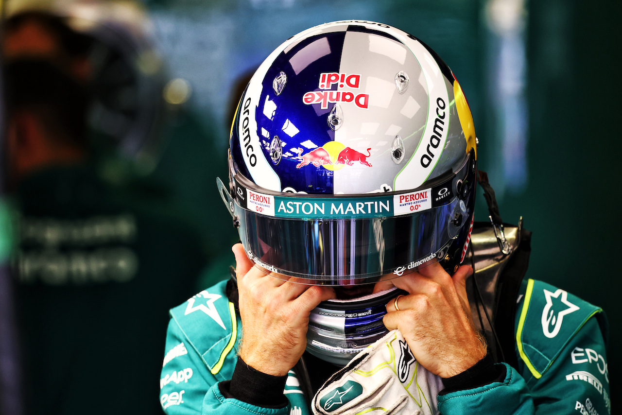 GP CITTA DEL MESSICO, Sebastian Vettel (GER) Aston Martin F1 Team wearing a tribute helmet to Dietrich Mateschitz (AUT) CEO e Founder of Red Bull.
28.10.2022. Formula 1 World Championship, Rd 20, Mexican Grand Prix, Mexico City, Mexico, Practice Day.
- www.xpbimages.com, EMail: requests@xpbimages.com © Copyright: Batchelor / XPB Images