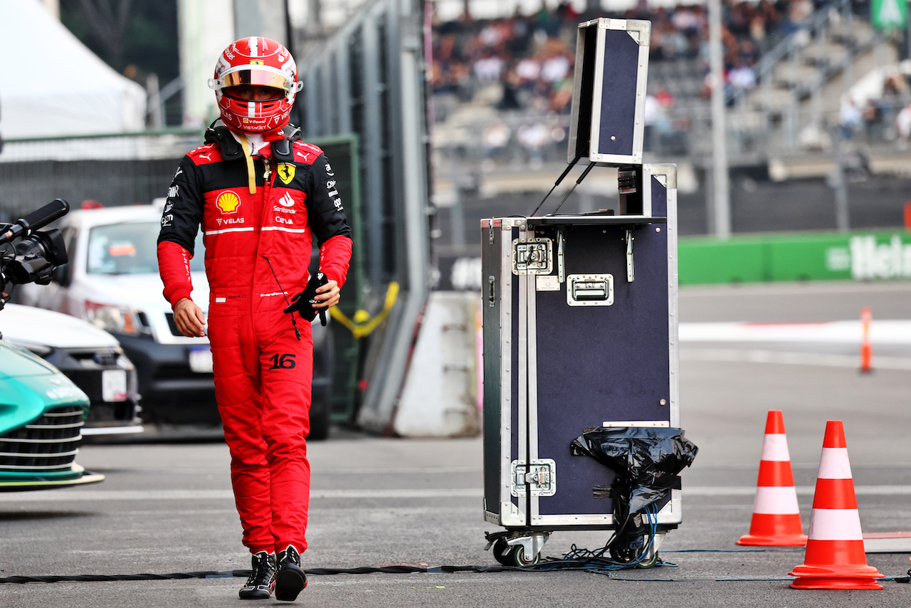 GP CITTA DEL MESSICO, Charles Leclerc (MON) Ferrari returns to the pits after he crashed in the second practice session.
28.10.2022. Formula 1 World Championship, Rd 20, Mexican Grand Prix, Mexico City, Mexico, Practice Day.
- www.xpbimages.com, EMail: requests@xpbimages.com © Copyright: Batchelor / XPB Images