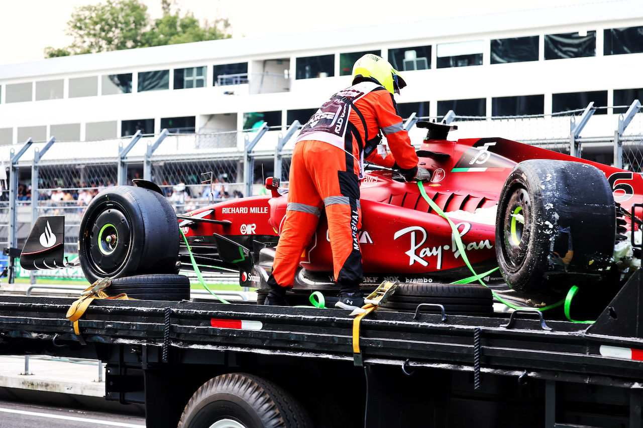 GP CITTA DEL MESSICO, The damaged Ferrari F1-75 of Charles Leclerc (MON) Ferrari is recovered back to the pits on the back of a truck in the second practice session.
28.10.2022. Formula 1 World Championship, Rd 20, Mexican Grand Prix, Mexico City, Mexico, Practice Day.
- www.xpbimages.com, EMail: requests@xpbimages.com © Copyright: Batchelor / XPB Images