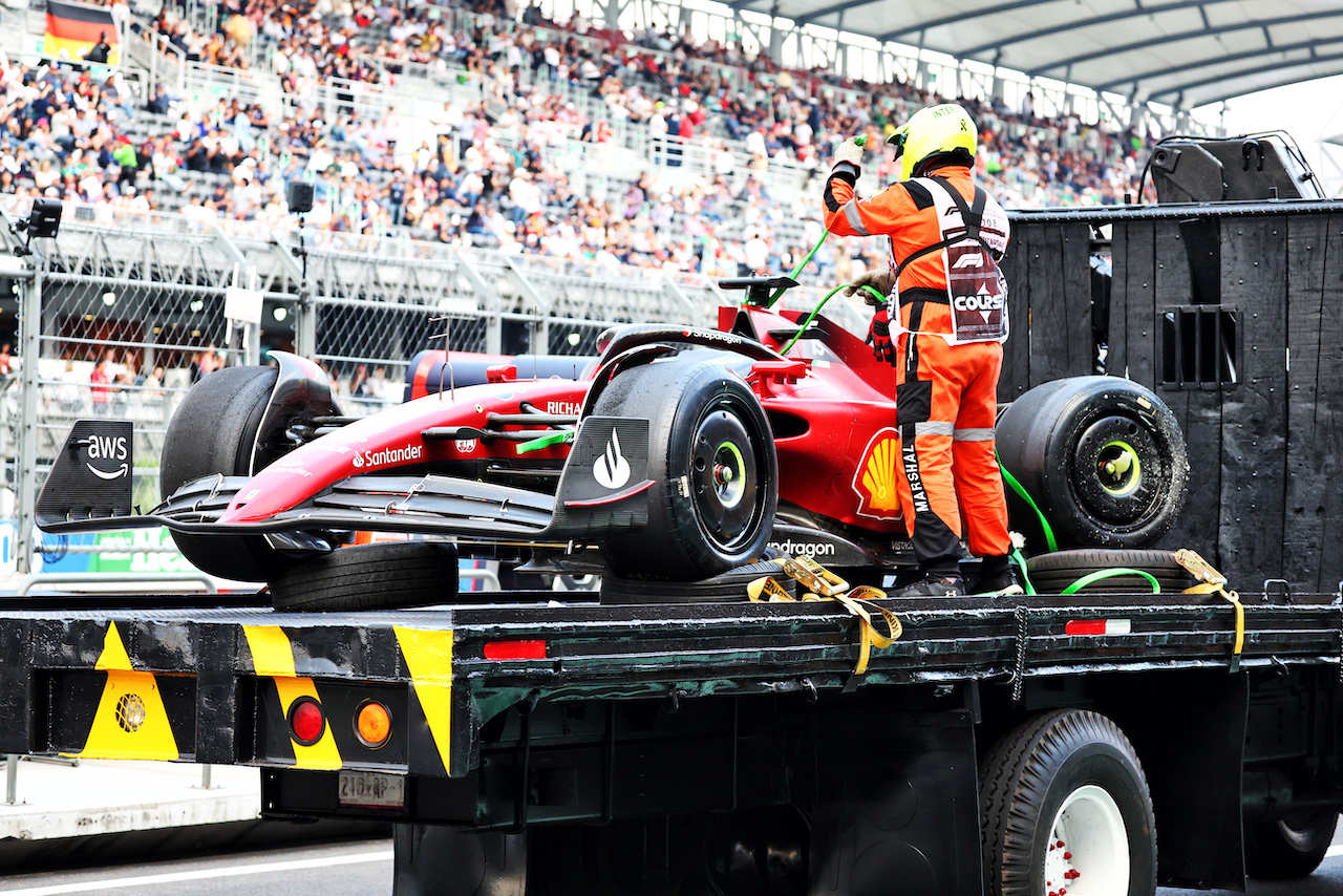GP CITTA DEL MESSICO, The damaged Ferrari F1-75 of Charles Leclerc (MON) Ferrari is recovered back to the pits on the back of a truck in the second practice session.
28.10.2022. Formula 1 World Championship, Rd 20, Mexican Grand Prix, Mexico City, Mexico, Practice Day.
- www.xpbimages.com, EMail: requests@xpbimages.com © Copyright: Batchelor / XPB Images