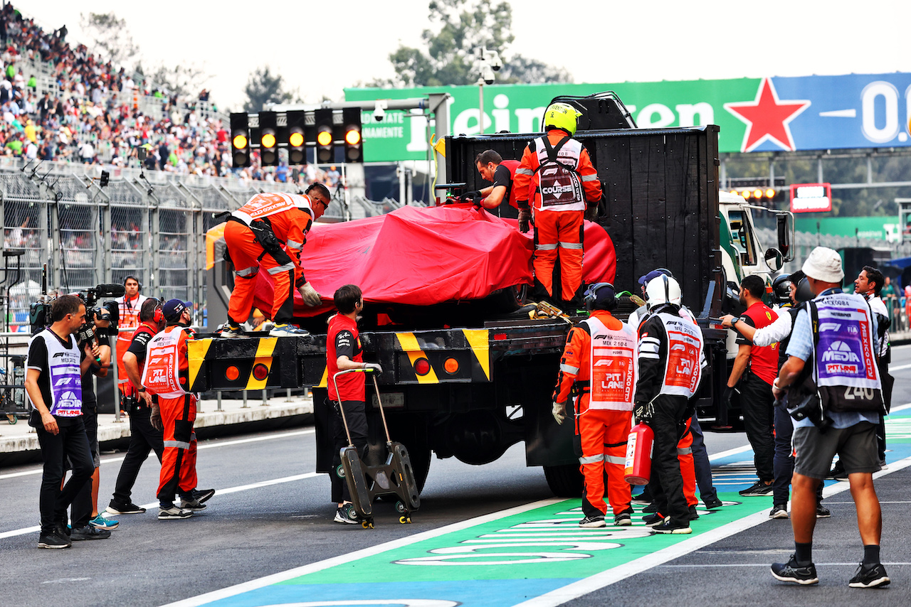 GP CITTA DEL MESSICO, The damaged Ferrari F1-75 of Charles Leclerc (MON) Ferrari is recovered back to the pits on the back of a truck in the second practice session.
28.10.2022. Formula 1 World Championship, Rd 20, Mexican Grand Prix, Mexico City, Mexico, Practice Day.
- www.xpbimages.com, EMail: requests@xpbimages.com © Copyright: Batchelor / XPB Images