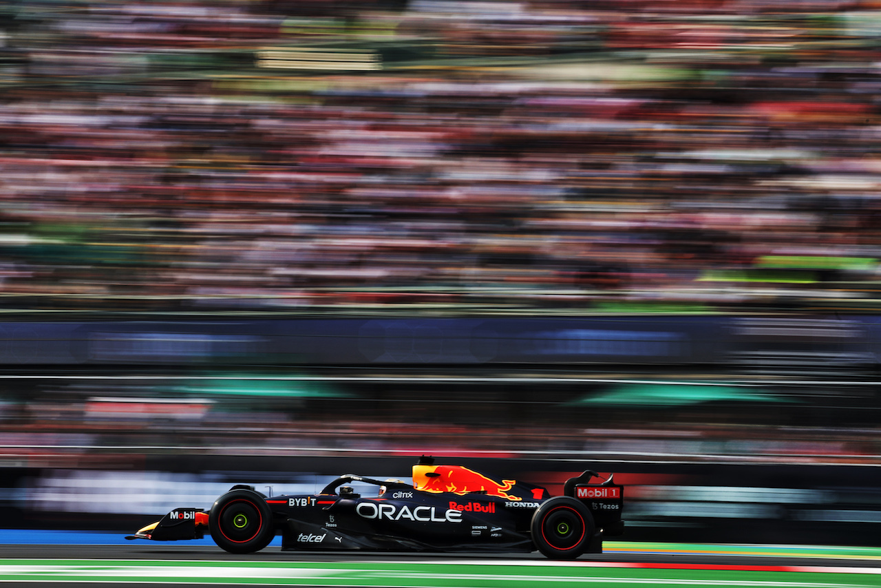 GP CITTA DEL MESSICO, Max Verstappen (NLD) Red Bull Racing RB18.
28.10.2022. Formula 1 World Championship, Rd 20, Mexican Grand Prix, Mexico City, Mexico, Practice Day.
- www.xpbimages.com, EMail: requests@xpbimages.com © Copyright: Bearne / XPB Images