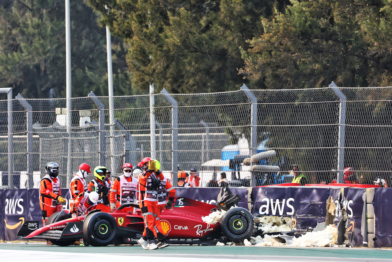 GP CITTA DEL MESSICO, The damaged Ferrari F1-75 of Charles Leclerc (MON) Ferrari after he crashed in the second practice session.
28.10.2022. Formula 1 World Championship, Rd 20, Mexican Grand Prix, Mexico City, Mexico, Practice Day.
- www.xpbimages.com, EMail: requests@xpbimages.com © Copyright: Charniaux / XPB Images