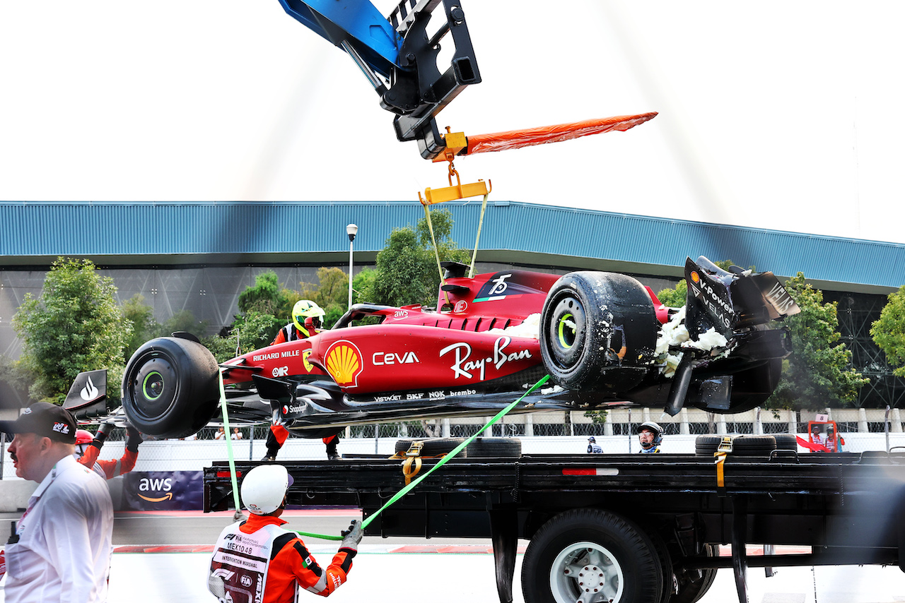 GP CITTA DEL MESSICO, The damaged Ferrari F1-75 of Charles Leclerc (MON) Ferrari after he crashed in the second practice session.
28.10.2022. Formula 1 World Championship, Rd 20, Mexican Grand Prix, Mexico City, Mexico, Practice Day.
- www.xpbimages.com, EMail: requests@xpbimages.com © Copyright: Charniaux / XPB Images