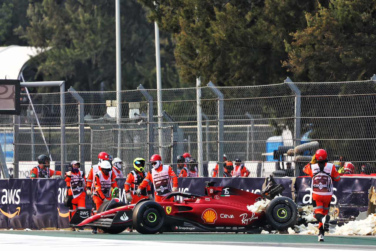 GP CITTA DEL MESSICO, The damaged Ferrari F1-75 of Charles Leclerc (MON) Ferrari after he crashed in the second practice session.
28.10.2022. Formula 1 World Championship, Rd 20, Mexican Grand Prix, Mexico City, Mexico, Practice Day.
- www.xpbimages.com, EMail: requests@xpbimages.com © Copyright: Charniaux / XPB Images