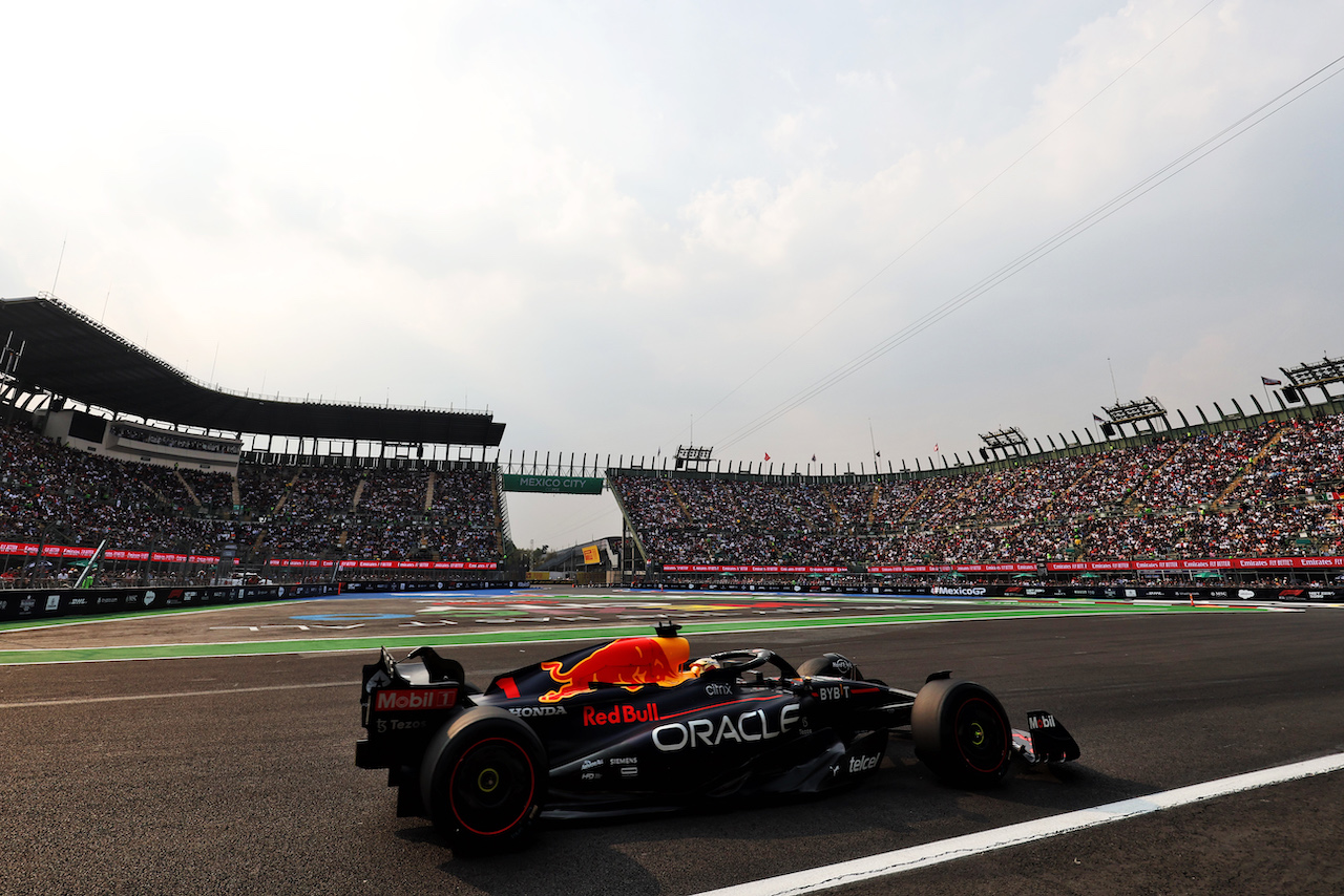 GP CITTA DEL MESSICO, Max Verstappen (NLD) Red Bull Racing RB18.
28.10.2022. Formula 1 World Championship, Rd 20, Mexican Grand Prix, Mexico City, Mexico, Practice Day.
- www.xpbimages.com, EMail: requests@xpbimages.com © Copyright: Bearne / XPB Images
