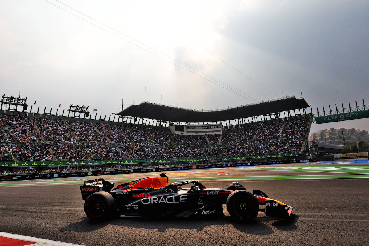 GP CITTA DEL MESSICO, Max Verstappen (NLD) Red Bull Racing RB18.
28.10.2022. Formula 1 World Championship, Rd 20, Mexican Grand Prix, Mexico City, Mexico, Practice Day.
- www.xpbimages.com, EMail: requests@xpbimages.com © Copyright: Bearne / XPB Images