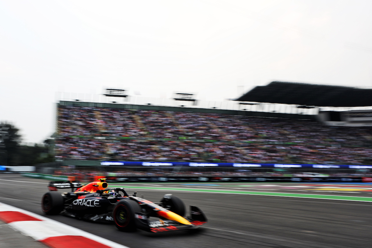 GP CITTA DEL MESSICO, Sergio Perez (MEX) Red Bull Racing RB18.
28.10.2022. Formula 1 World Championship, Rd 20, Mexican Grand Prix, Mexico City, Mexico, Practice Day.
- www.xpbimages.com, EMail: requests@xpbimages.com © Copyright: Bearne / XPB Images