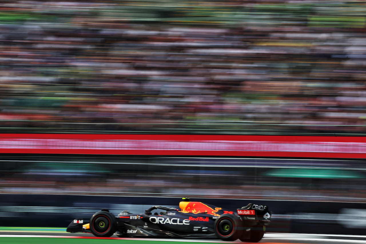 GP CITTA DEL MESSICO, Sergio Perez (MEX) Red Bull Racing RB18.
28.10.2022. Formula 1 World Championship, Rd 20, Mexican Grand Prix, Mexico City, Mexico, Practice Day.
- www.xpbimages.com, EMail: requests@xpbimages.com © Copyright: Bearne / XPB Images