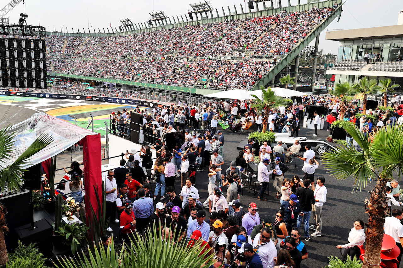 GP CITTA DEL MESSICO, Circuit Atmosfera - Paddock Club trackside.
28.10.2022. Formula 1 World Championship, Rd 20, Mexican Grand Prix, Mexico City, Mexico, Practice Day.
- www.xpbimages.com, EMail: requests@xpbimages.com © Copyright: Moy / XPB Images