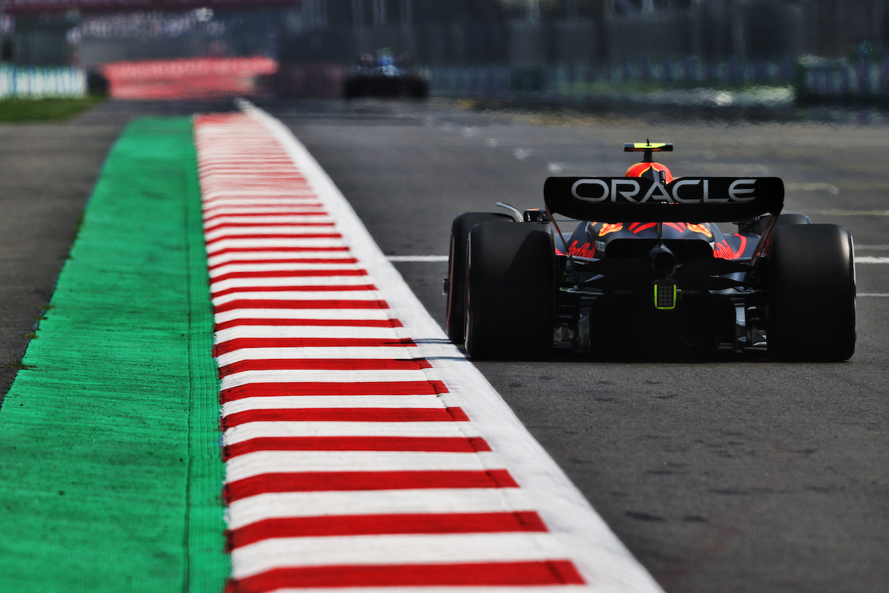 GP CITTA DEL MESSICO, Sergio Perez (MEX) Red Bull Racing RB18.
28.10.2022. Formula 1 World Championship, Rd 20, Mexican Grand Prix, Mexico City, Mexico, Practice Day.
- www.xpbimages.com, EMail: requests@xpbimages.com © Copyright: Moy / XPB Images