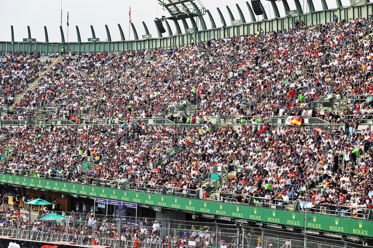 GP CITTA DEL MESSICO, Circuit Atmosfera - fans in the grandstand.
28.10.2022. Formula 1 World Championship, Rd 20, Mexican Grand Prix, Mexico City, Mexico, Practice Day.
- www.xpbimages.com, EMail: requests@xpbimages.com © Copyright: Moy / XPB Images