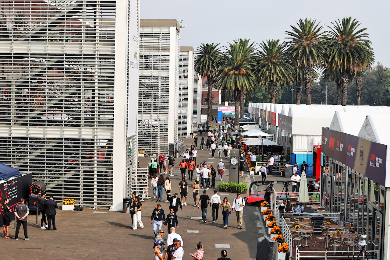 GP CITTA DEL MESSICO, Paddock Atmosfera.
28.10.2022. Formula 1 World Championship, Rd 20, Mexican Grand Prix, Mexico City, Mexico, Practice Day.
- www.xpbimages.com, EMail: requests@xpbimages.com © Copyright: Moy / XPB Images