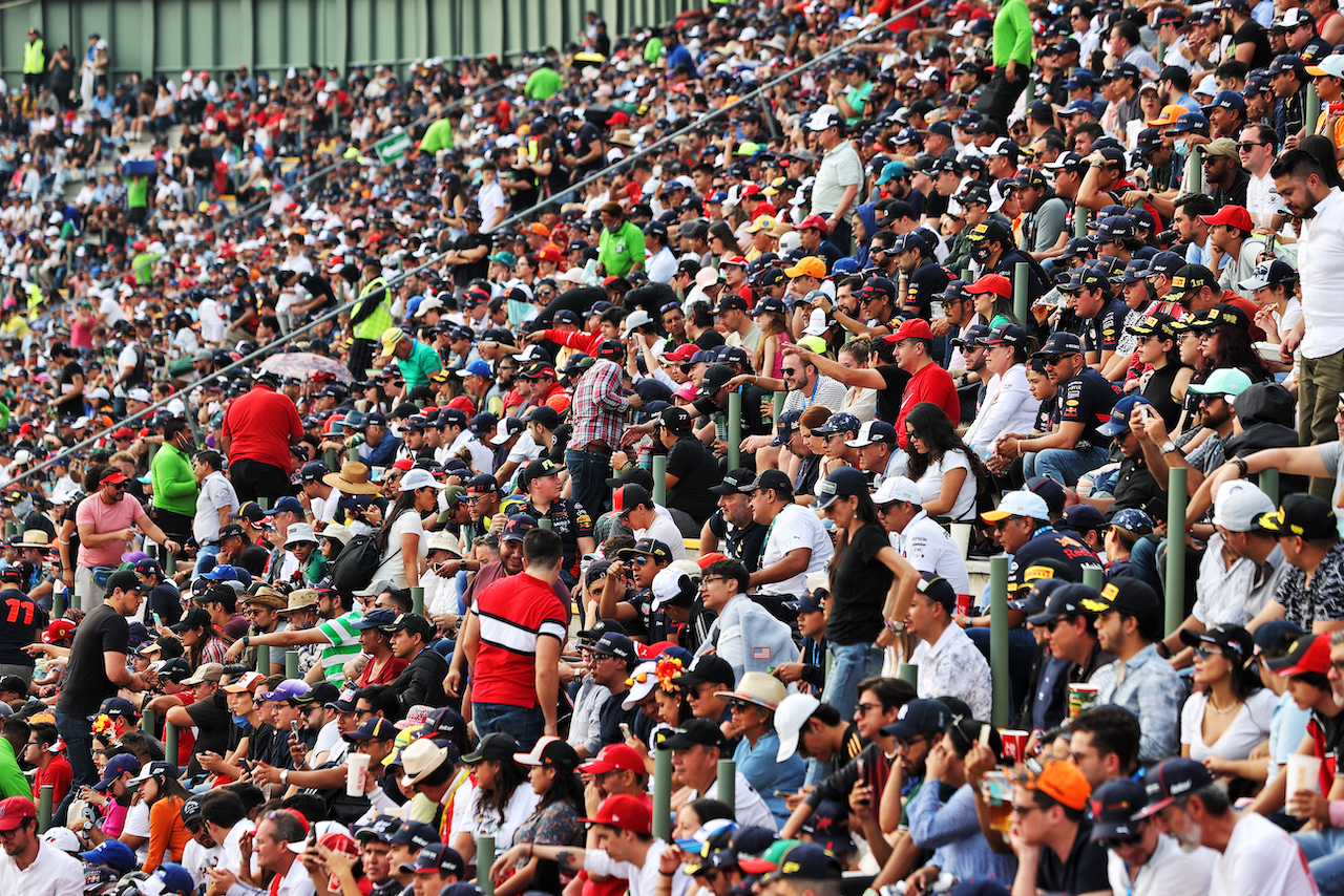 GP CITTA DEL MESSICO, Circuit Atmosfera - fans in the grandstand.
28.10.2022. Formula 1 World Championship, Rd 20, Mexican Grand Prix, Mexico City, Mexico, Practice Day.
- www.xpbimages.com, EMail: requests@xpbimages.com © Copyright: Moy / XPB Images