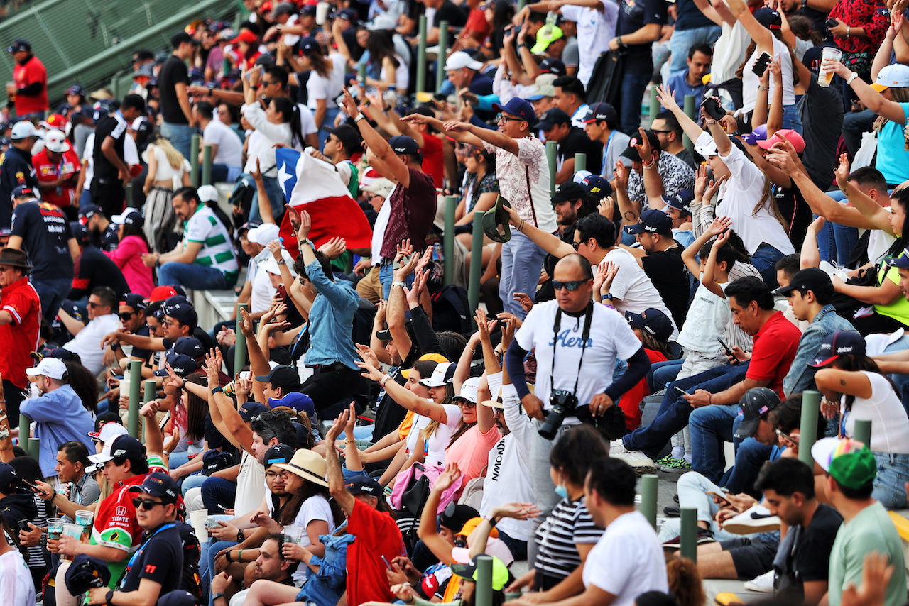 GP CITTA DEL MESSICO, Circuit Atmosfera - fans in the grandstand.
28.10.2022. Formula 1 World Championship, Rd 20, Mexican Grand Prix, Mexico City, Mexico, Practice Day.
- www.xpbimages.com, EMail: requests@xpbimages.com © Copyright: Moy / XPB Images
