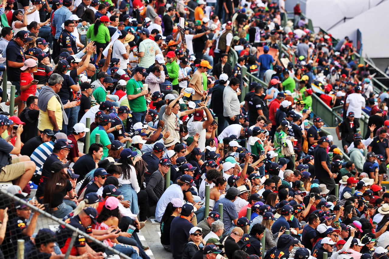 GP CITTA DEL MESSICO, Circuit Atmosfera - fans in the grandstand.
28.10.2022. Formula 1 World Championship, Rd 20, Mexican Grand Prix, Mexico City, Mexico, Practice Day.
- www.xpbimages.com, EMail: requests@xpbimages.com © Copyright: Moy / XPB Images