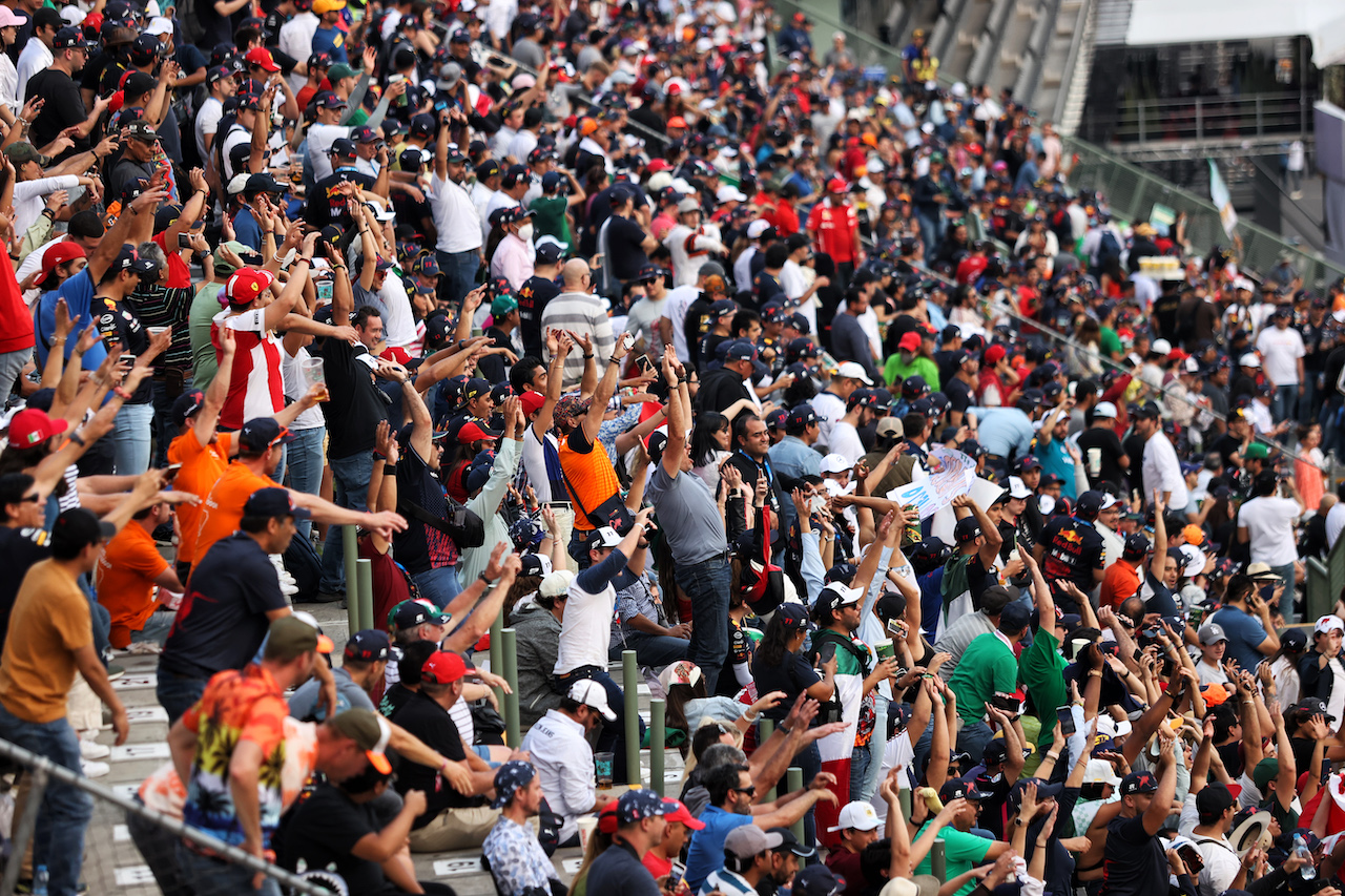 GP CITTA DEL MESSICO, Circuit Atmosfera - fans in the grandstand.
28.10.2022. Formula 1 World Championship, Rd 20, Mexican Grand Prix, Mexico City, Mexico, Practice Day.
- www.xpbimages.com, EMail: requests@xpbimages.com © Copyright: Moy / XPB Images