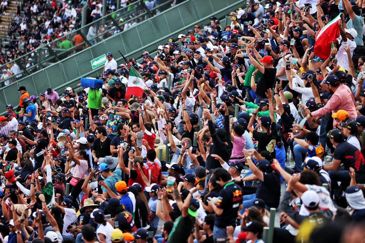 GP CITTA DEL MESSICO, Circuit Atmosfera - fans in the grandstand.
28.10.2022. Formula 1 World Championship, Rd 20, Mexican Grand Prix, Mexico City, Mexico, Practice Day.
- www.xpbimages.com, EMail: requests@xpbimages.com © Copyright: Moy / XPB Images