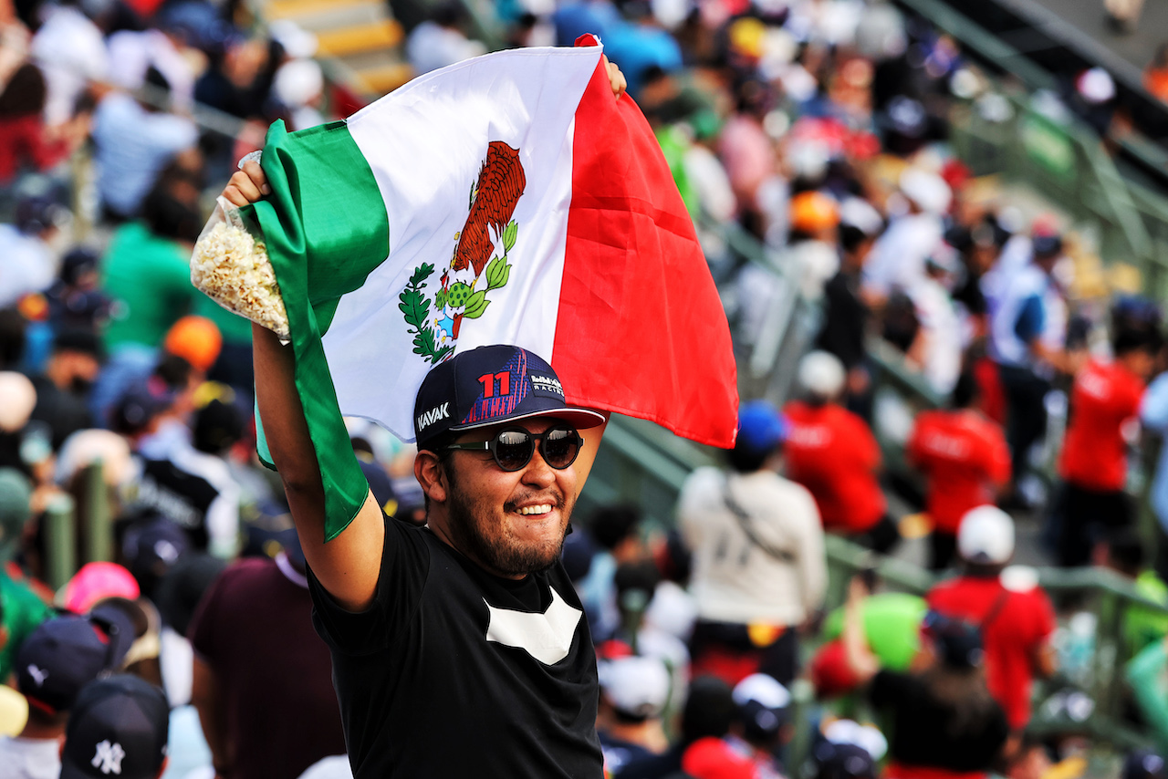 GP CITTA DEL MESSICO, Circuit Atmosfera - fans in the grandstand.
28.10.2022. Formula 1 World Championship, Rd 20, Mexican Grand Prix, Mexico City, Mexico, Practice Day.
- www.xpbimages.com, EMail: requests@xpbimages.com © Copyright: Moy / XPB Images