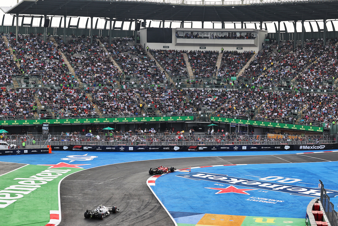 GP CITTA DEL MESSICO, Charles Leclerc (MON) Ferrari F1-75 davanti a Yuki Tsunoda (JPN) AlphaTauri AT03.
28.10.2022. Formula 1 World Championship, Rd 20, Mexican Grand Prix, Mexico City, Mexico, Practice Day.
- www.xpbimages.com, EMail: requests@xpbimages.com © Copyright: Moy / XPB Images