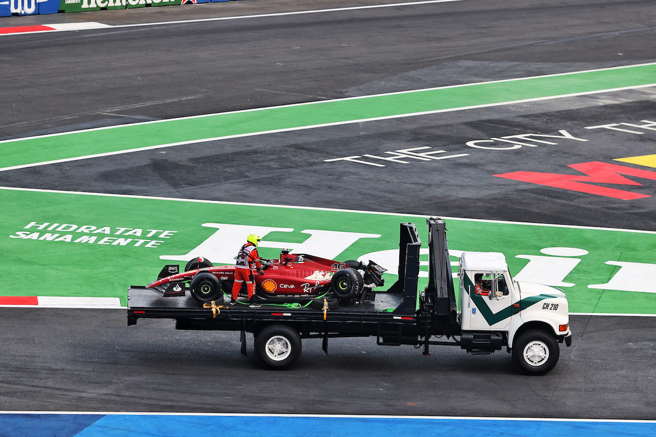 GP CITTA DEL MESSICO, The Ferrari F1-75 of Charles Leclerc (MON) Ferrari is recovered back to the pits on the back of a truck in the second practice session.
28.10.2022. Formula 1 World Championship, Rd 20, Mexican Grand Prix, Mexico City, Mexico, Practice Day.
- www.xpbimages.com, EMail: requests@xpbimages.com © Copyright: Moy / XPB Images