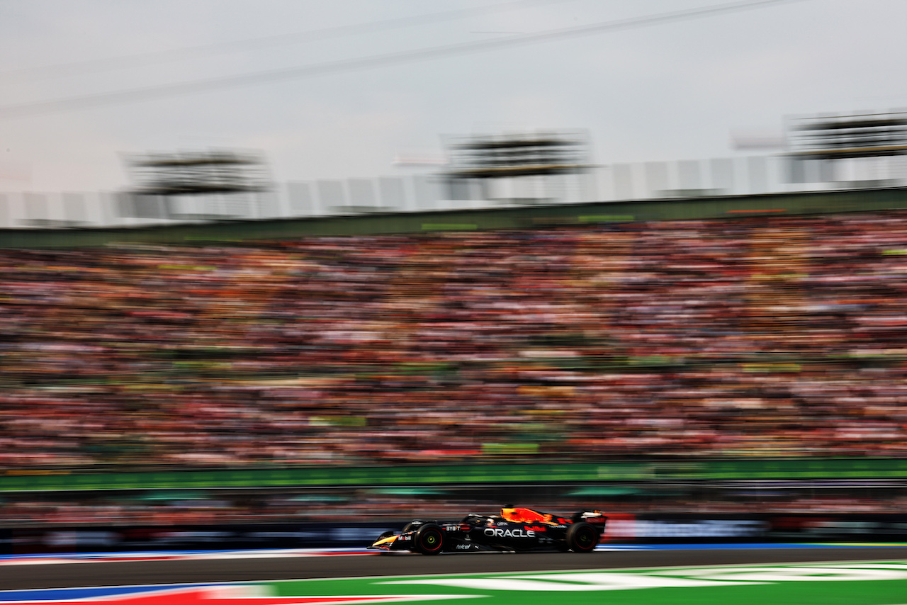 GP CITTA DEL MESSICO, Max Verstappen (NLD) Red Bull Racing RB18.
28.10.2022. Formula 1 World Championship, Rd 20, Mexican Grand Prix, Mexico City, Mexico, Practice Day.
 - www.xpbimages.com, EMail: requests@xpbimages.com © Copyright: Coates / XPB Images
