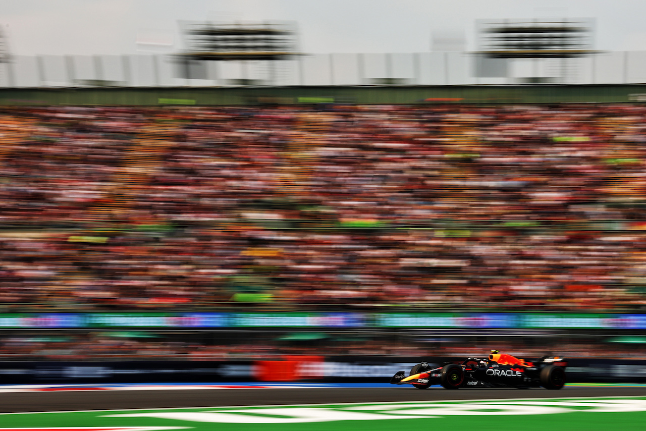 GP CITTA DEL MESSICO, Sergio Perez (MEX) Red Bull Racing RB18.
28.10.2022. Formula 1 World Championship, Rd 20, Mexican Grand Prix, Mexico City, Mexico, Practice Day.
 - www.xpbimages.com, EMail: requests@xpbimages.com © Copyright: Coates / XPB Images