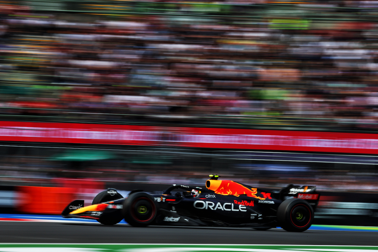GP CITTA DEL MESSICO, Sergio Perez (MEX) Red Bull Racing RB18.
28.10.2022. Formula 1 World Championship, Rd 20, Mexican Grand Prix, Mexico City, Mexico, Practice Day.
 - www.xpbimages.com, EMail: requests@xpbimages.com © Copyright: Coates / XPB Images