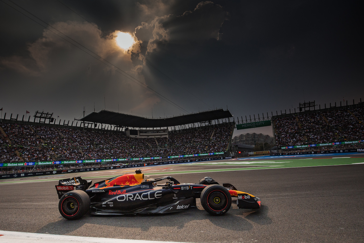 GP CITTA DEL MESSICO, Max Verstappen (NLD) Red Bull Racing RB18.
28.10.2022. Formula 1 World Championship, Rd 20, Mexican Grand Prix, Mexico City, Mexico, Practice Day.
- www.xpbimages.com, EMail: requests@xpbimages.com © Copyright: Bearne / XPB Images