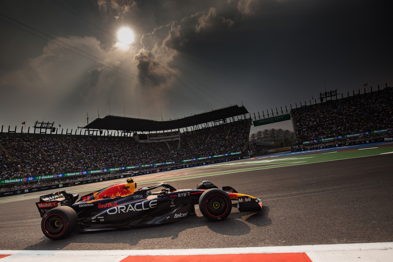 GP CITTA DEL MESSICO, Sergio Perez (MEX) Red Bull Racing RB18.
28.10.2022. Formula 1 World Championship, Rd 20, Mexican Grand Prix, Mexico City, Mexico, Practice Day.
- www.xpbimages.com, EMail: requests@xpbimages.com © Copyright: Bearne / XPB Images