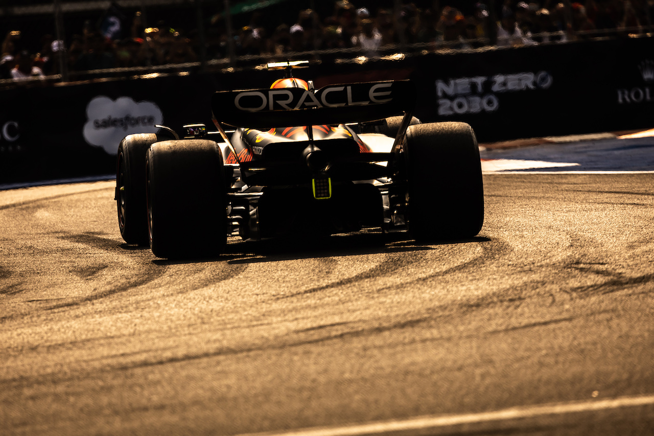 GP CITTA DEL MESSICO, Sergio Perez (MEX) Red Bull Racing RB18.
28.10.2022. Formula 1 World Championship, Rd 20, Mexican Grand Prix, Mexico City, Mexico, Practice Day.
- www.xpbimages.com, EMail: requests@xpbimages.com © Copyright: Bearne / XPB Images